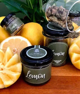 Bocaux de fleur de CBD Lemon entourés de citrons